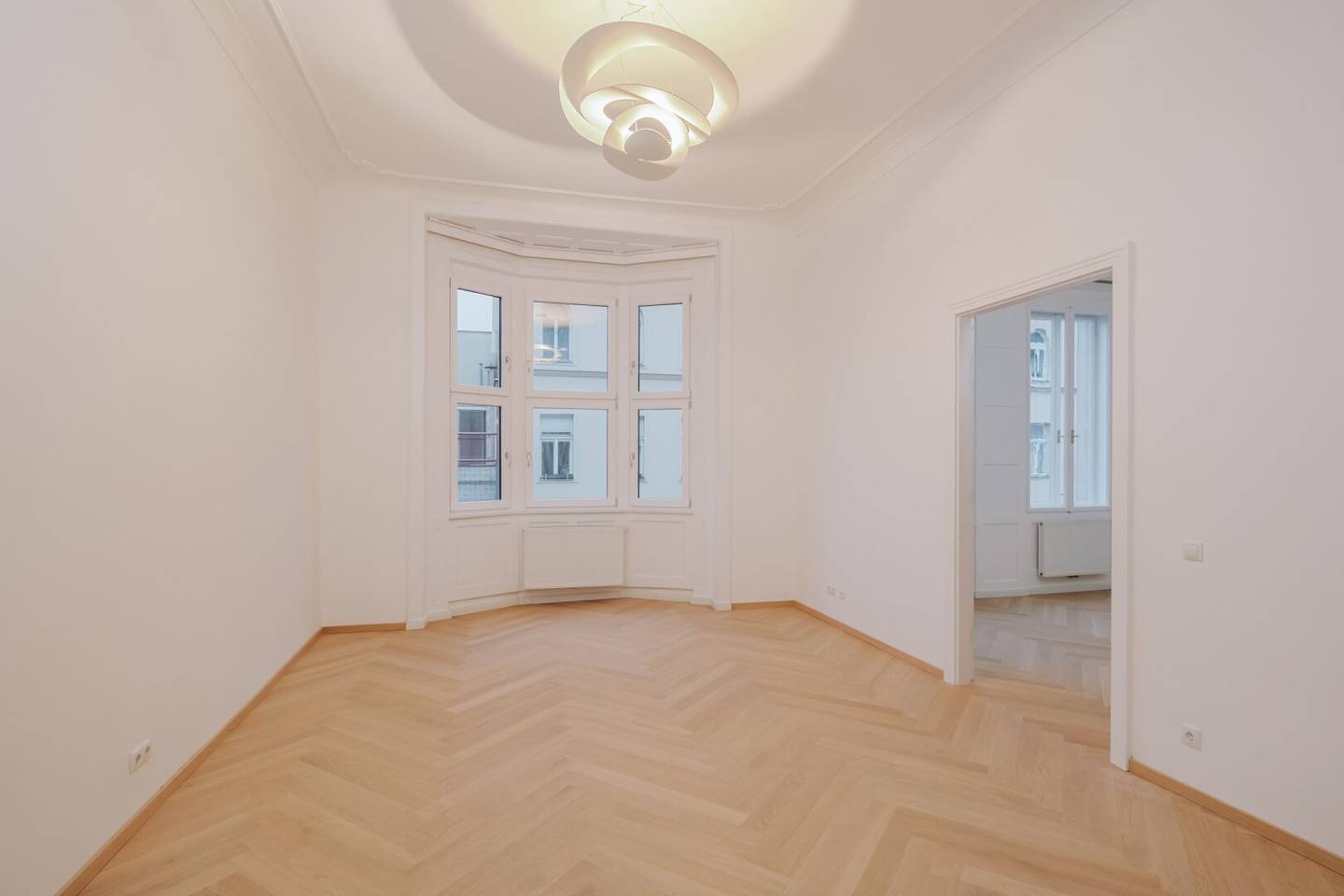 Stilvolle neu renovierte Altbauwohnung ca.107m² mit Balkon in Toplage 1070 Wien!