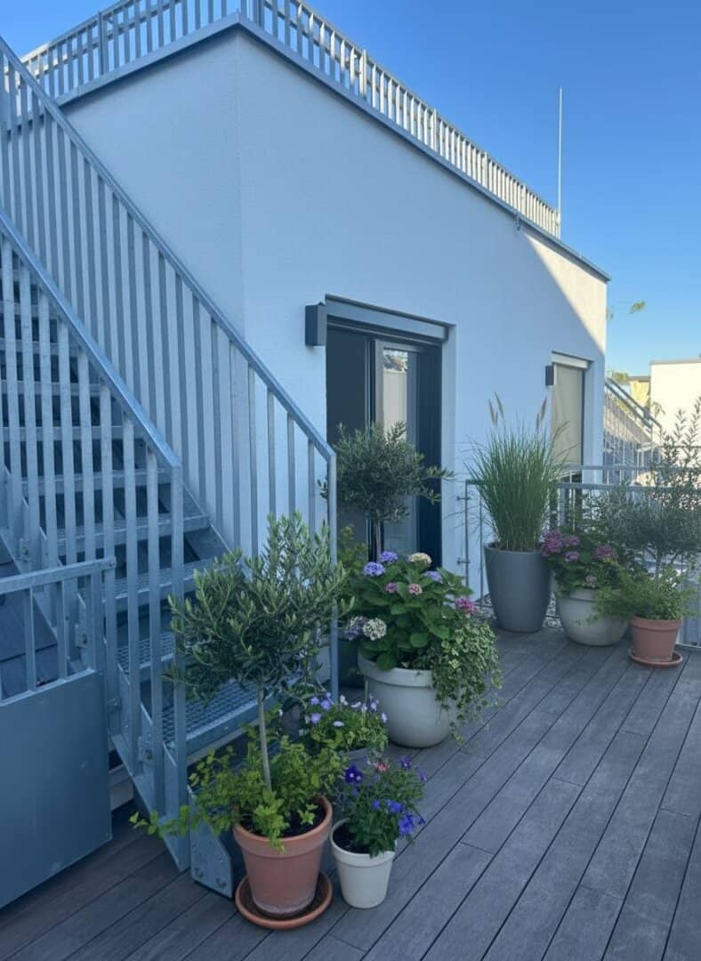 Enjoy sunny days on the large roof terrace. Underfloor cooling and heating costs included. Near Kirchenplatz Atzgersdorf.