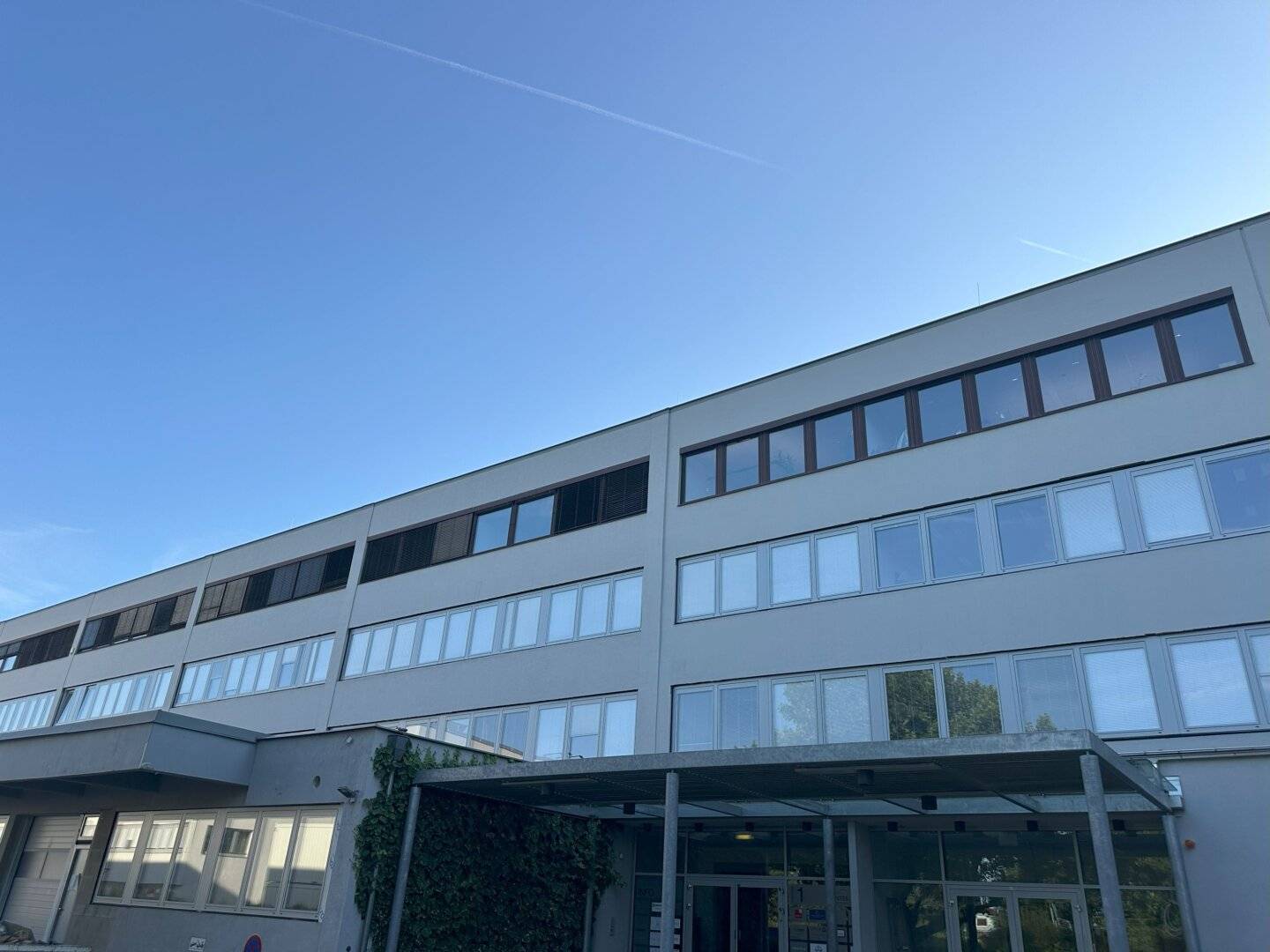 Air-conditioned office with new windows directly at the U-Bahn? Wait no, "Air-conditioned office with new windows directly at the U-Bahn"