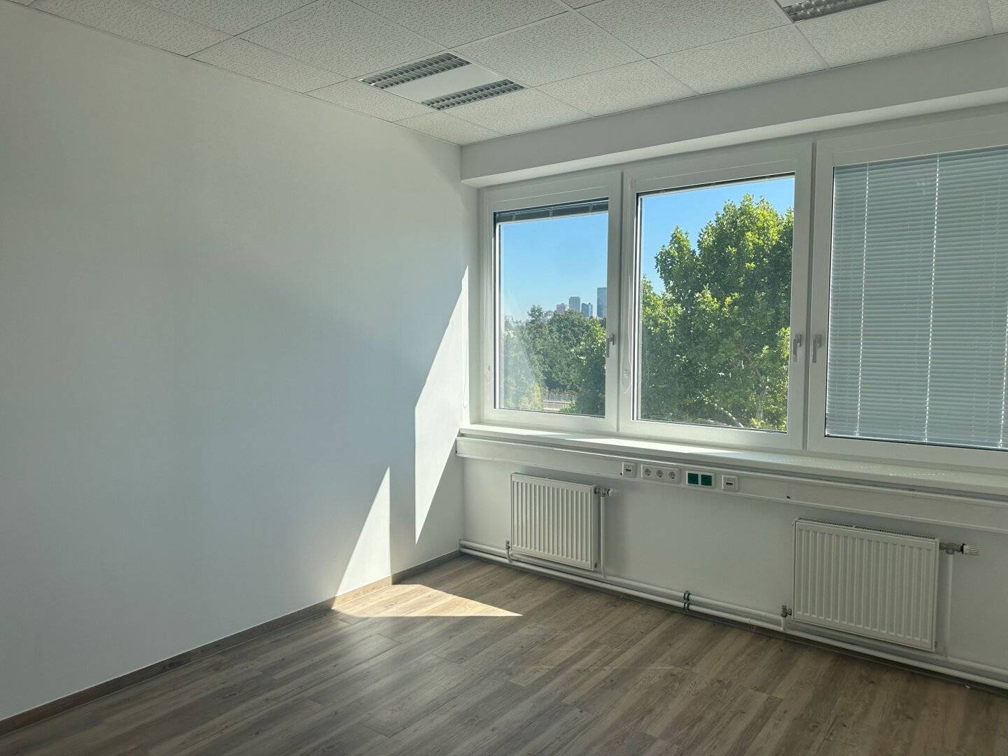 Open-ended lease, 4 air-conditioned offices, centrally accessible, in a top subway location.