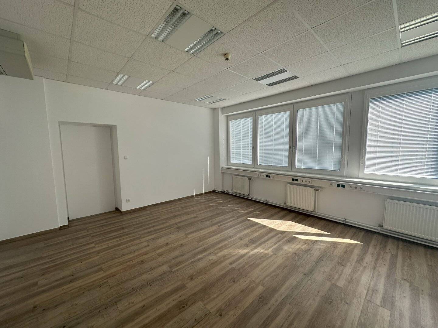 Open-ended lease, 4 air-conditioned offices, centrally accessible, in a top subway location.