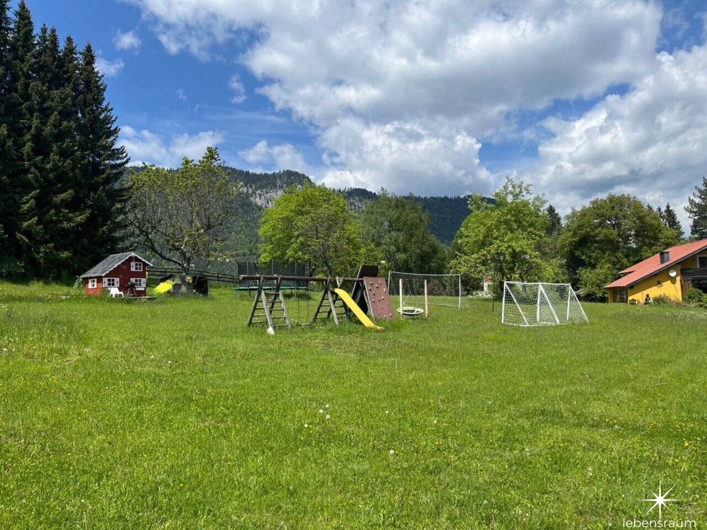 Building plot in an absolutely quiet, scenic and sunny location