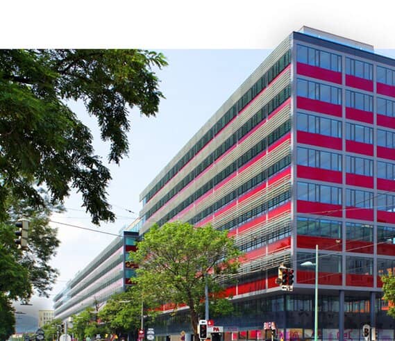 First-class business location with top floor plan - centrally located.