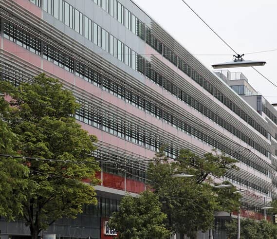 First-class business location with top floor plan - centrally located.