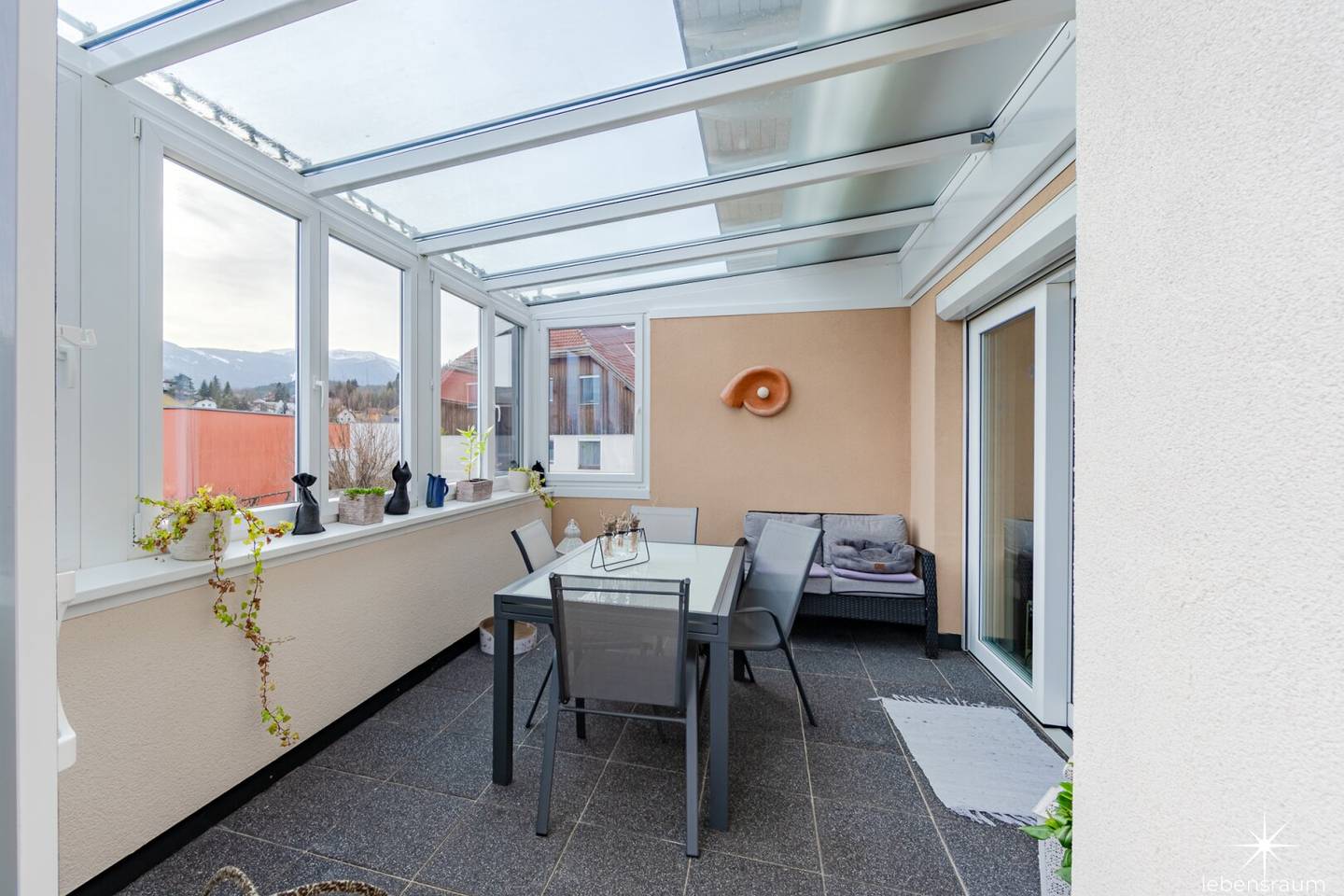 Generous attic apartment with 5 rooms, dreamlike roof terrace and loggia.