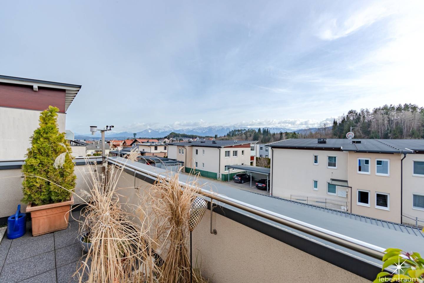 Generous attic apartment with 5 rooms, dreamlike roof terrace and loggia.