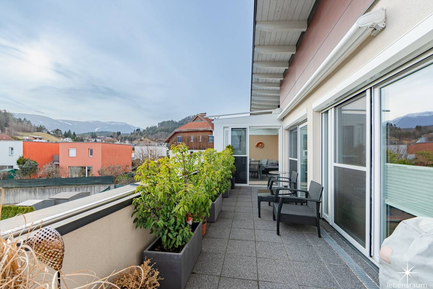 Generous attic apartment with 5 rooms, dreamlike roof terrace and loggia.