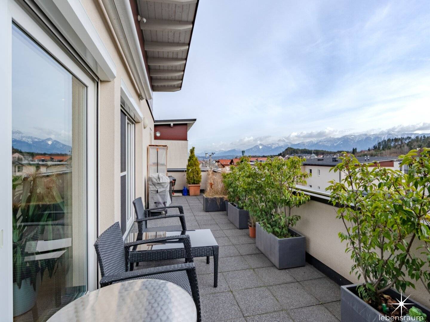 Generous attic apartment with 5 rooms, dreamlike roof terrace and loggia.