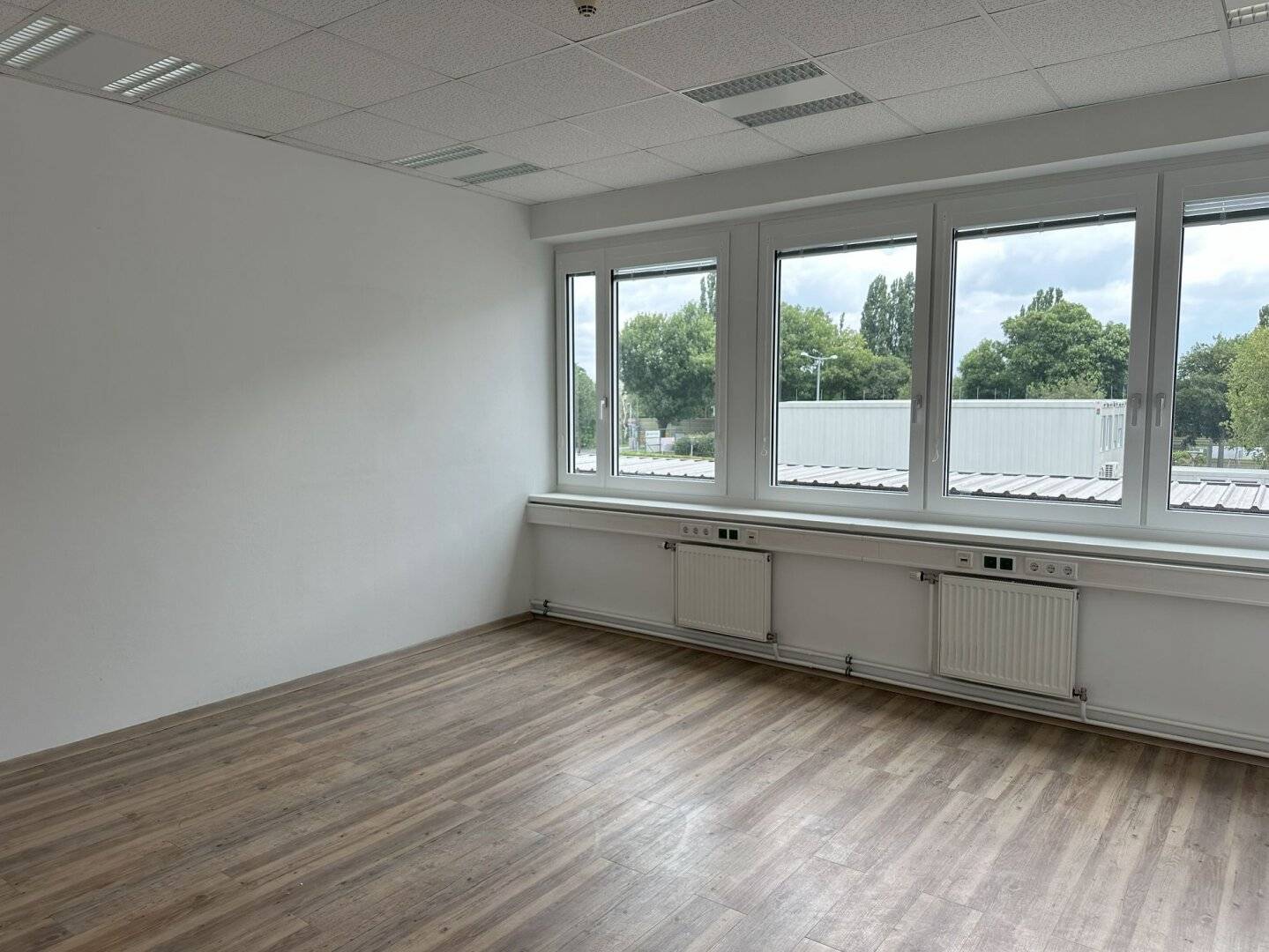 Pure efficiency: Central, modern, indefinite and directly at the subway Resize your office