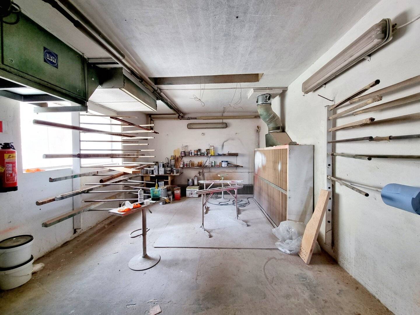Versatile industrial hall with a paint booth ideal for storage, workshop or production