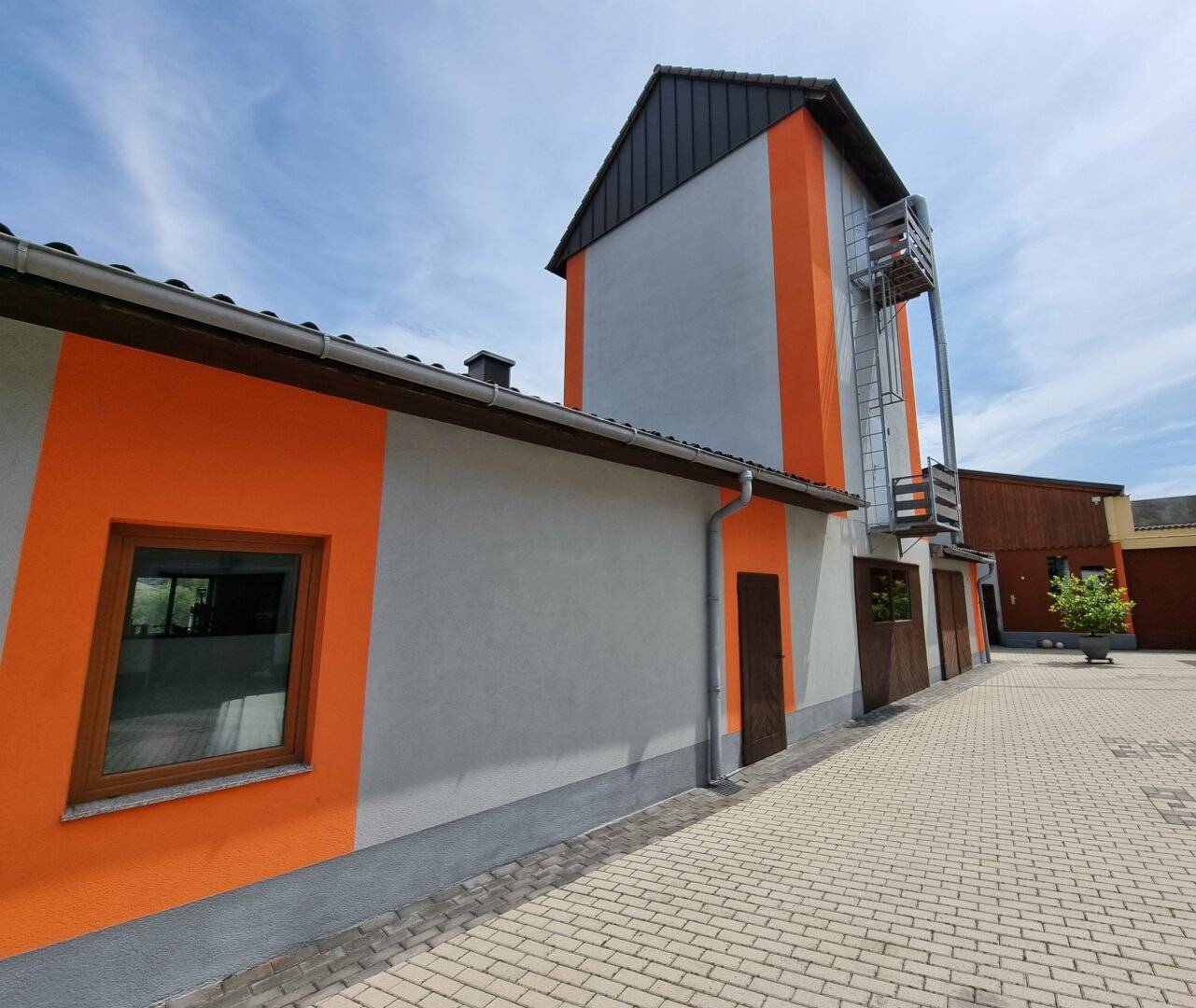 Versatile industrial hall with a paint booth ideal for storage, workshop or production