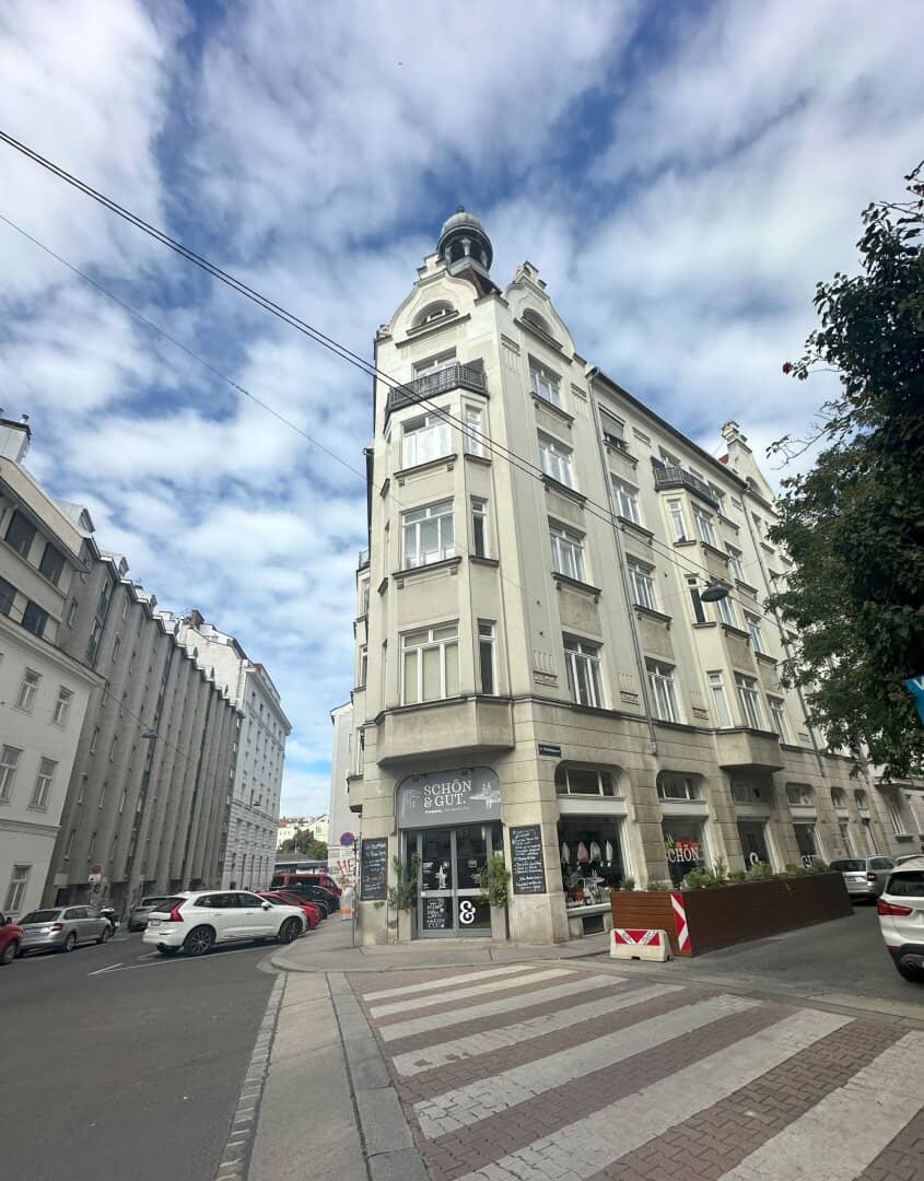 Exceptional top location, leased commercial space with potential, only 50 m from Naschmarkt