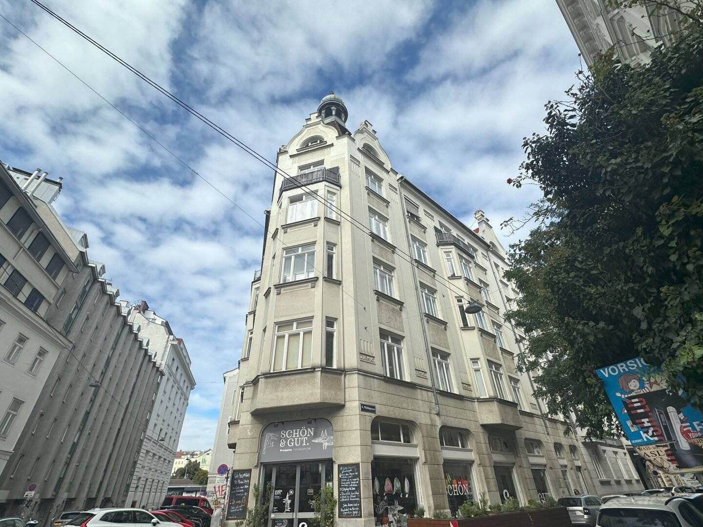 Exceptional top location, leased commercial space with potential, only 50 m from Naschmarkt