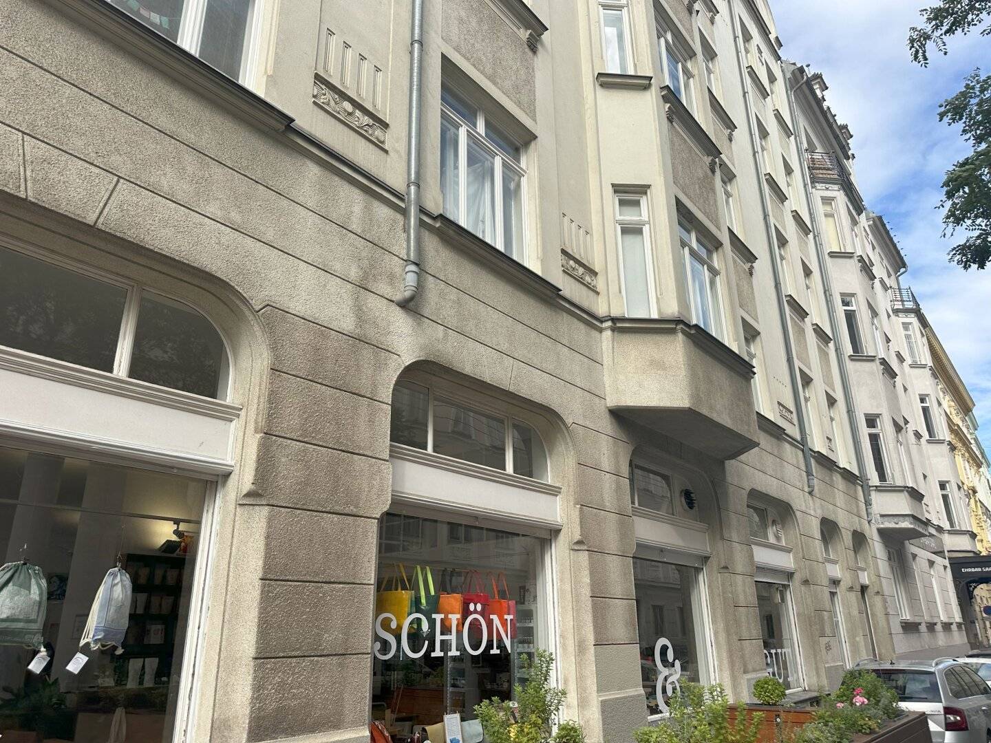 Exceptional top location, leased commercial space with potential, only 50 m from Naschmarkt