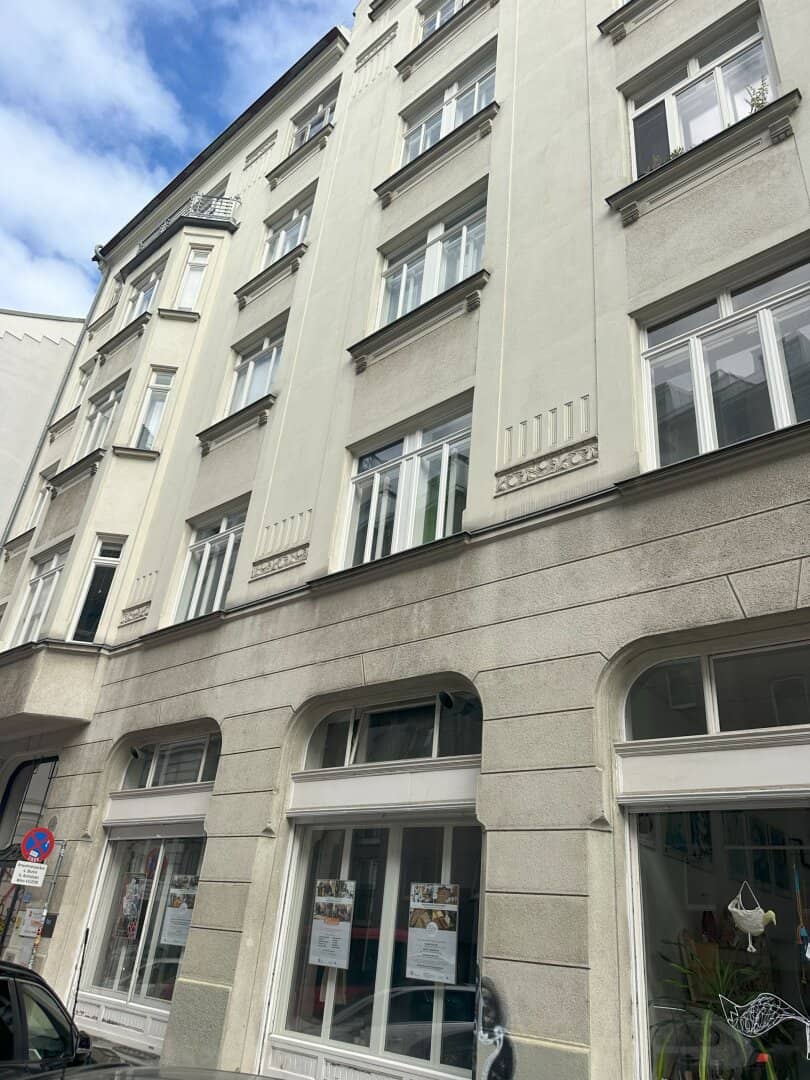 Exceptional top location, leased commercial space with potential, only 50 m from Naschmarkt