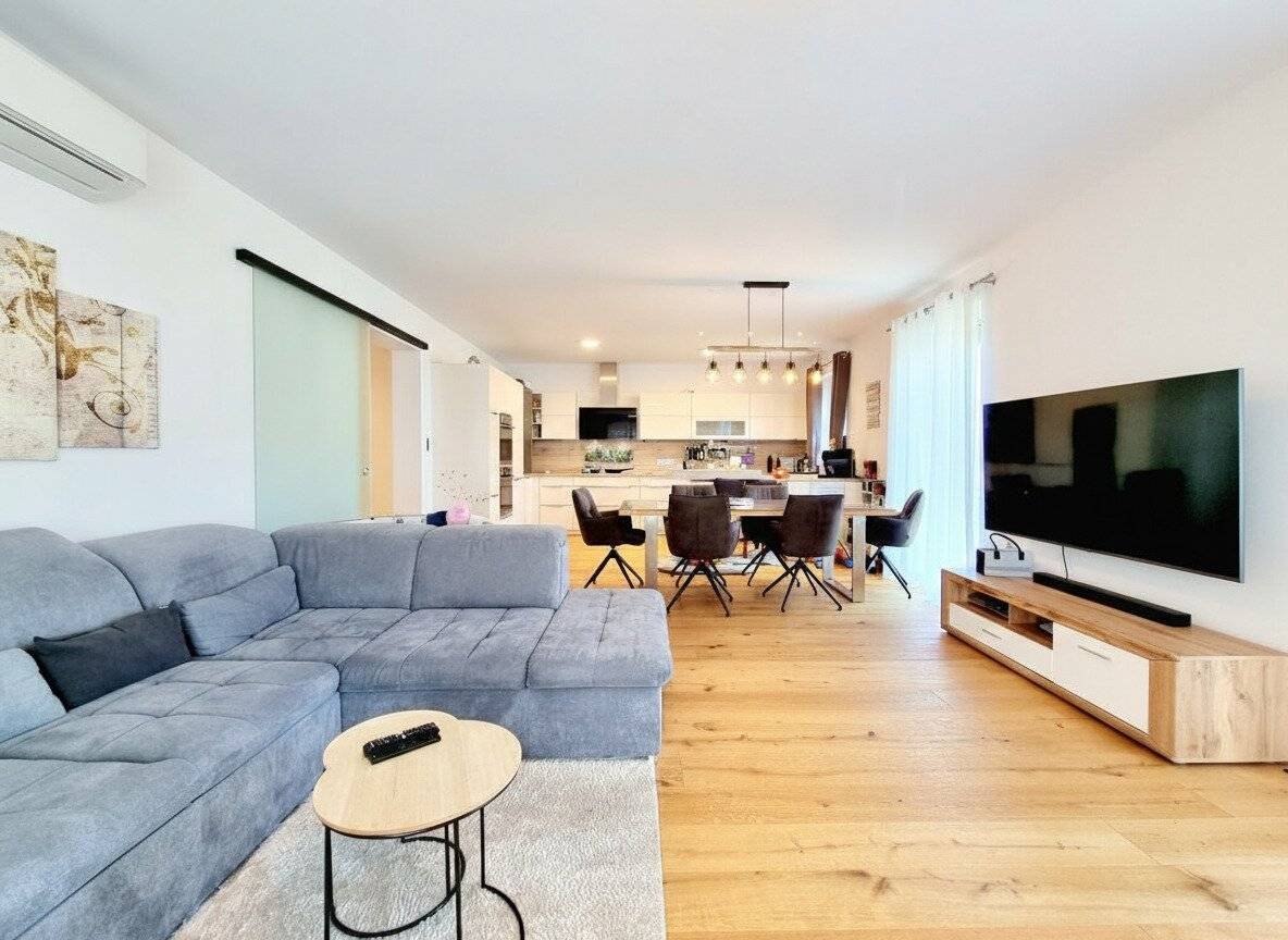 Exclusive four room apartment in a prime location, stylish living with a generous terrace