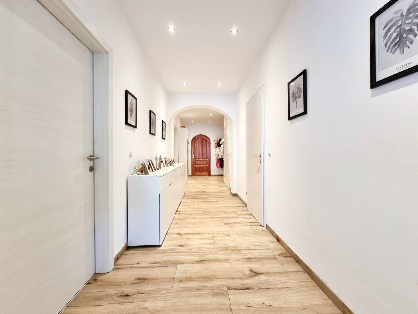 Exclusive four room apartment in a prime location, stylish living with a generous terrace
