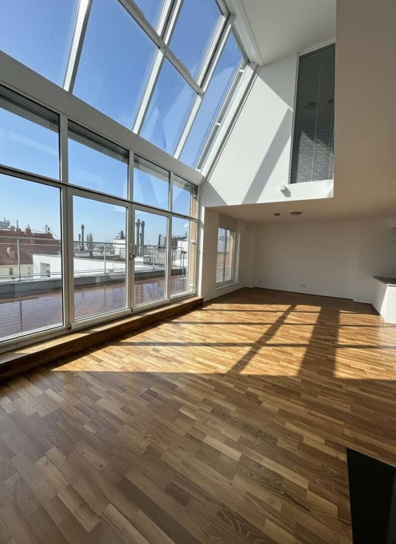 Luxurious penthouse in an upscale residential complex with pool, fitness area and concierge service","de":"Luxuriöses Penthouse in edler Wohnhausanlage mit Pool, Fitnessbereich und Concierge-Service."