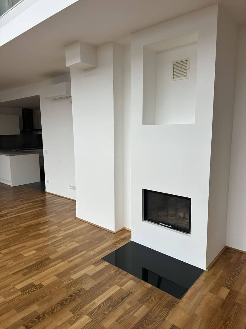 Luxurious penthouse in an upscale residential complex with pool, fitness area and concierge service","de":"Luxuriöses Penthouse in edler Wohnhausanlage mit Pool, Fitnessbereich und Concierge-Service."