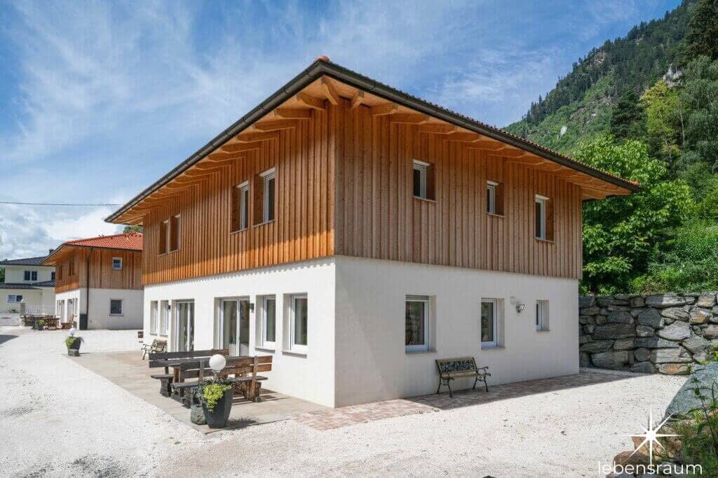 Etabliertes Ferienhaus-Ensemble am Millstätter See. Zwei moderne Häuser mit bestehender Vermietung. Investment.