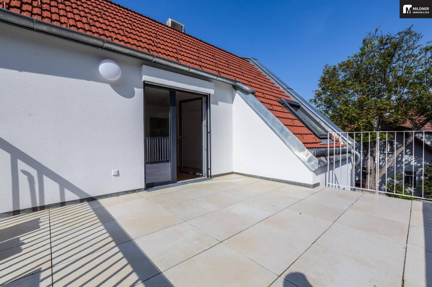 Exklusive Dachgeschosswohnung mit 2 Terrassen, Tiefgaragenplatz und Grünblick in Bestlage!
