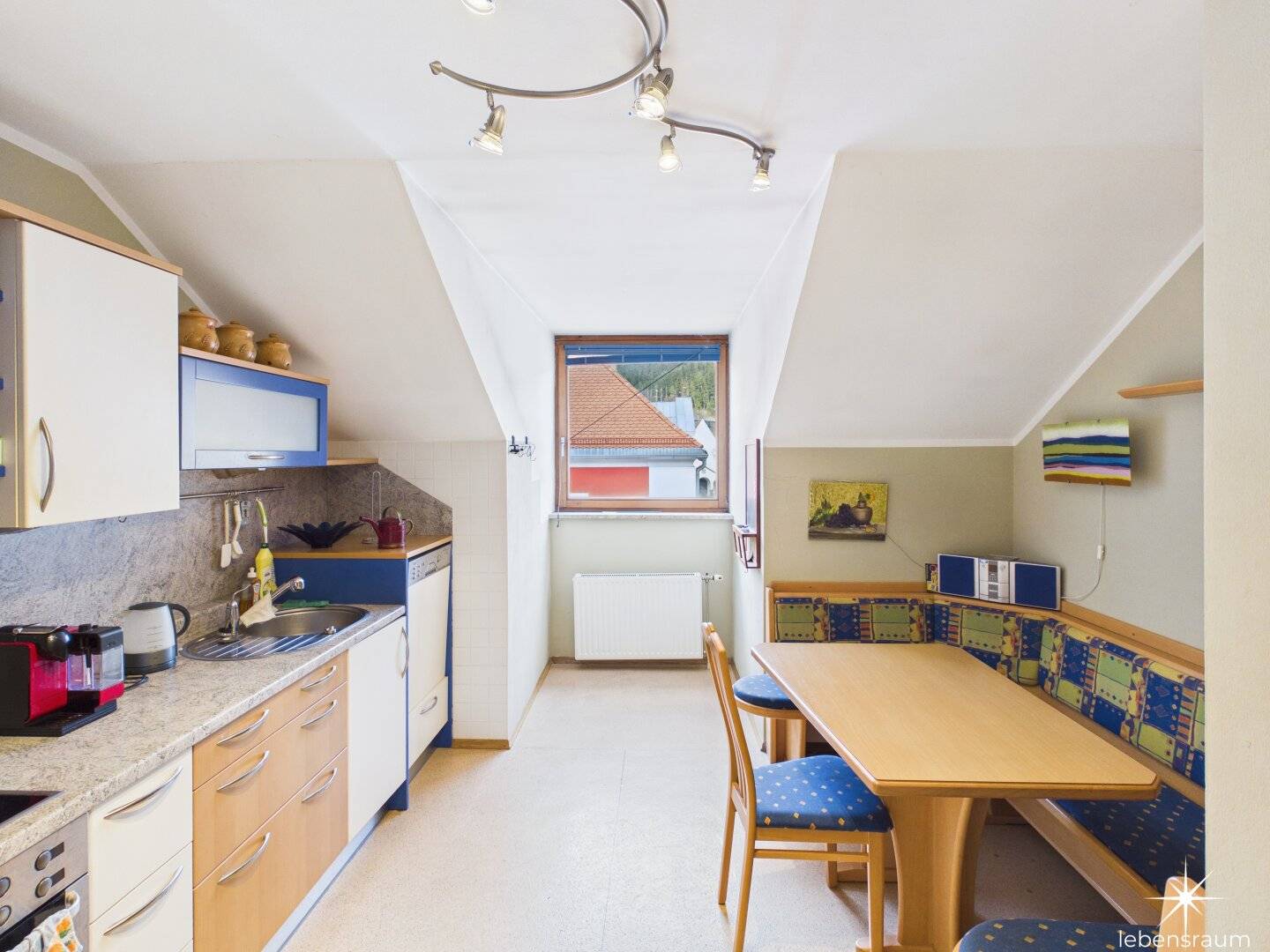 Zentrale Dachgeschoßwohnung mit großzügiger Terrasse. Stellplatz. Spittal an der Drau.