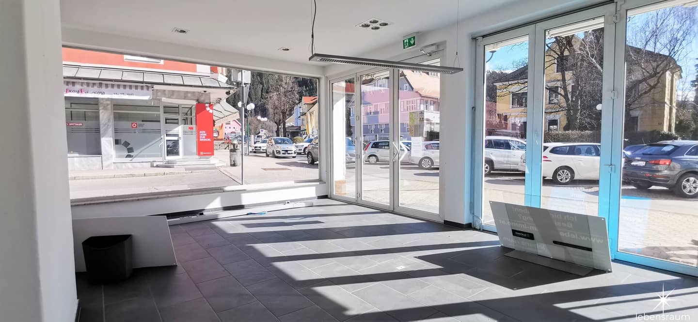Friendly, bright and centrally located retail space. For rent in the center of Spittal
