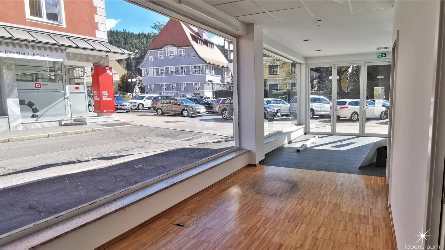 Friendly, bright and centrally located retail space. For rent in the center of Spittal