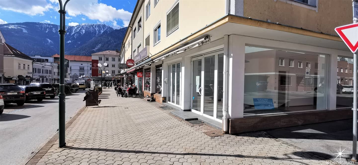Friendly, bright and centrally located retail space. For rent in the center of Spittal