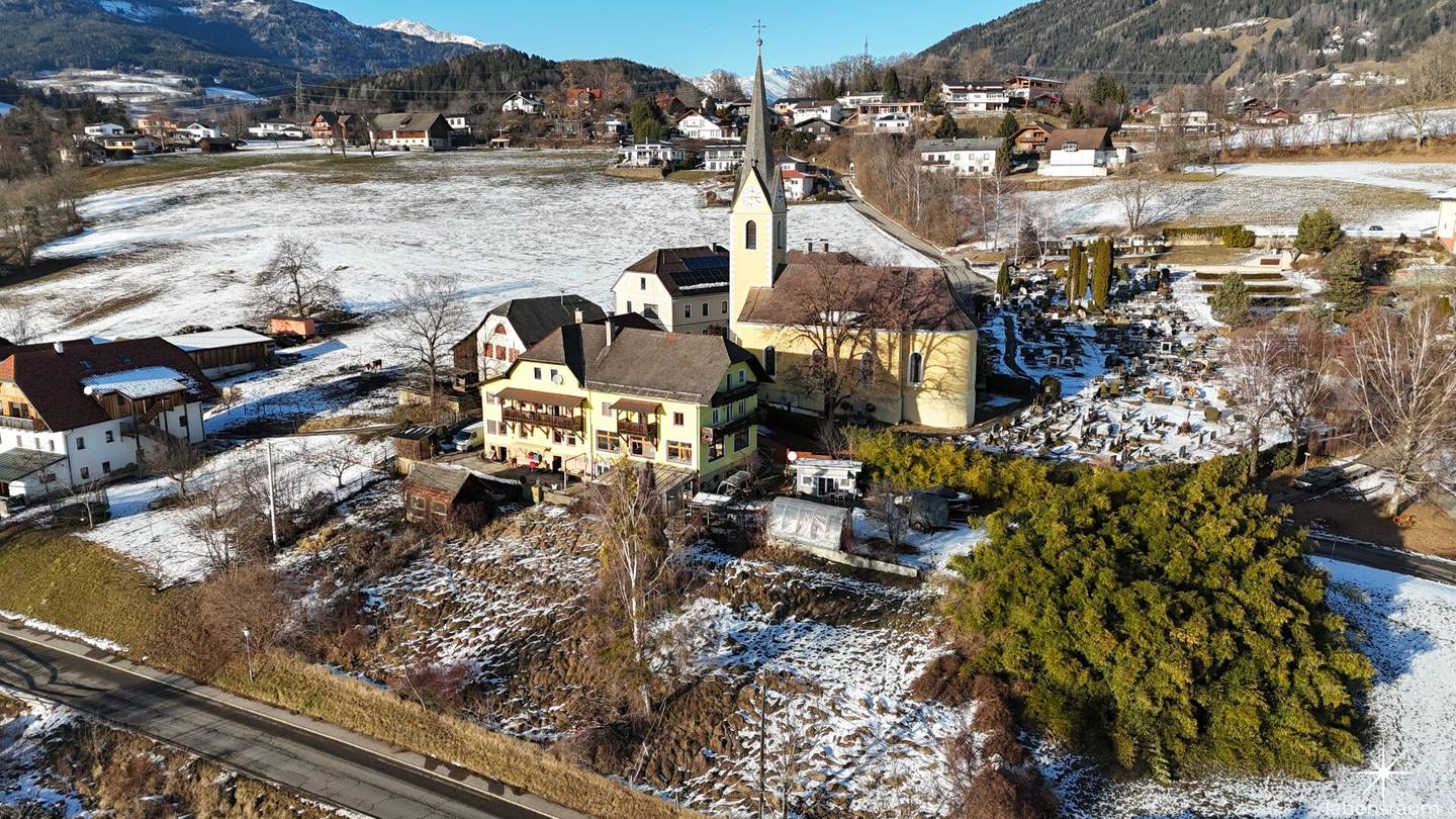 Nahe Seeboden am Millstätter See: Großzügiges Mehrparteienhaus. 260 m² Ausbaureserve. Investment mit Perspektive.