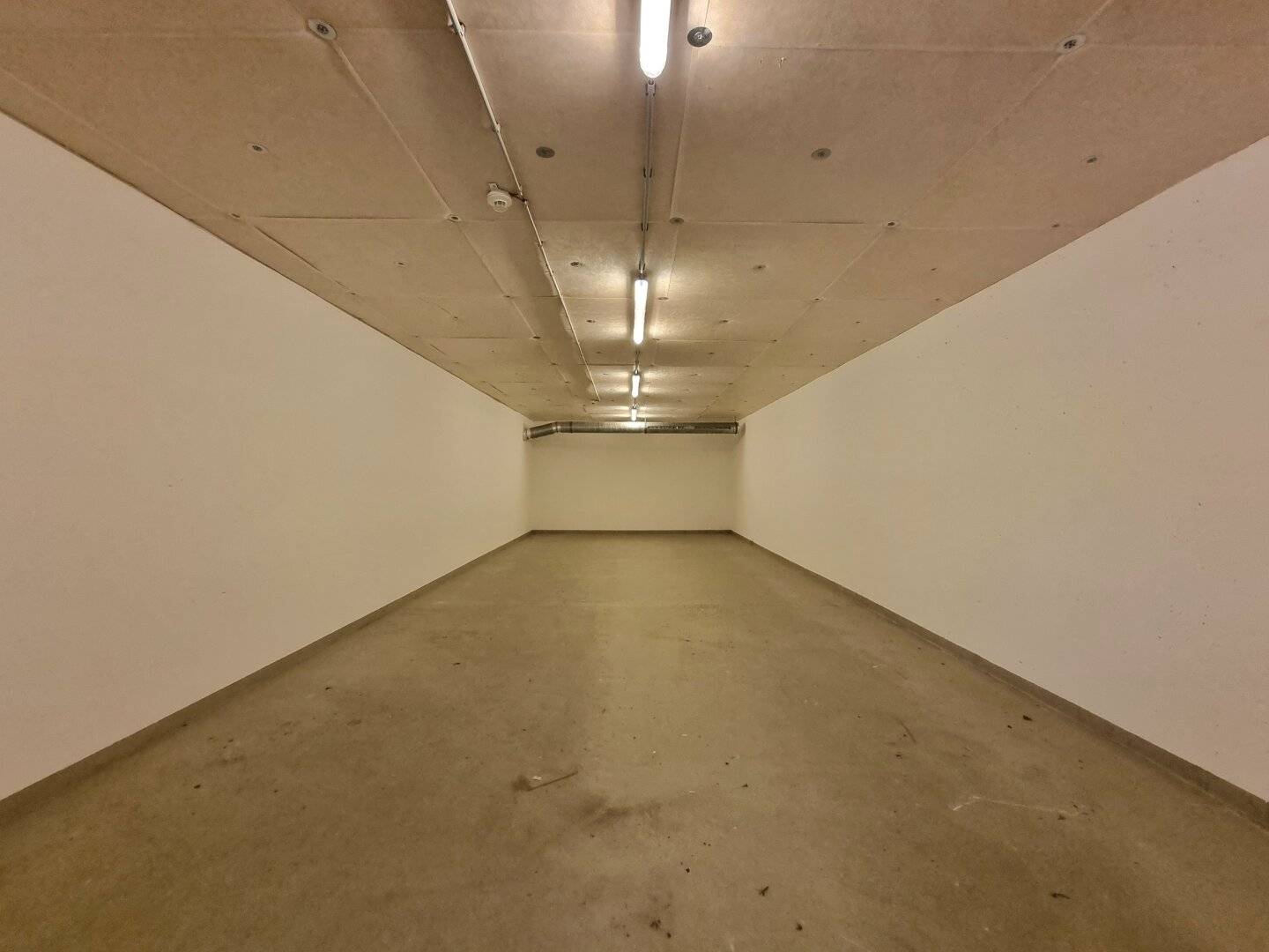 Versatile basement space: ideal storage space for storage, hobby, craft and business