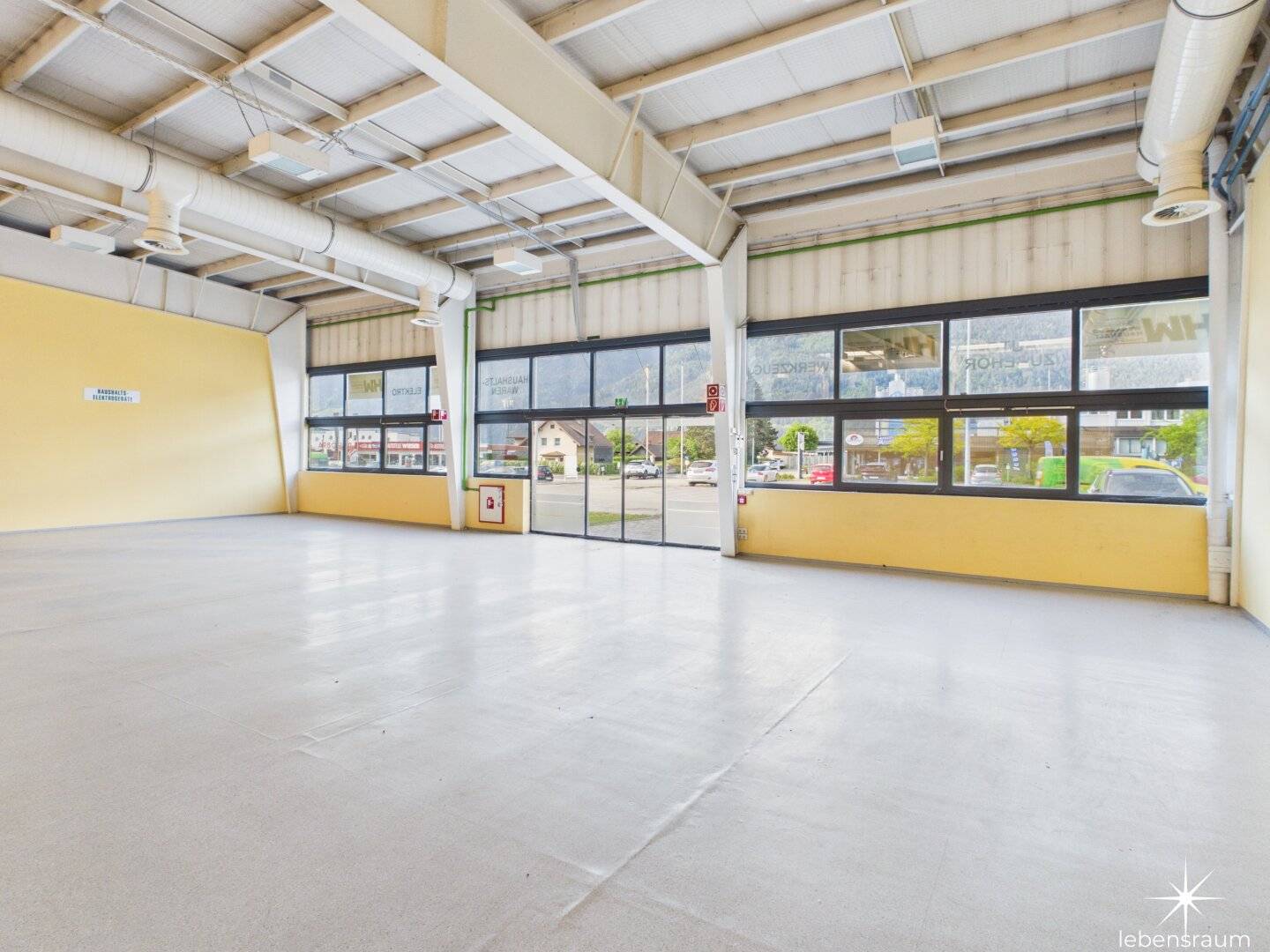 Top commercial premises in Spittal an der Drau: approx. 575 m² of usable space. Flexible and immediately available.