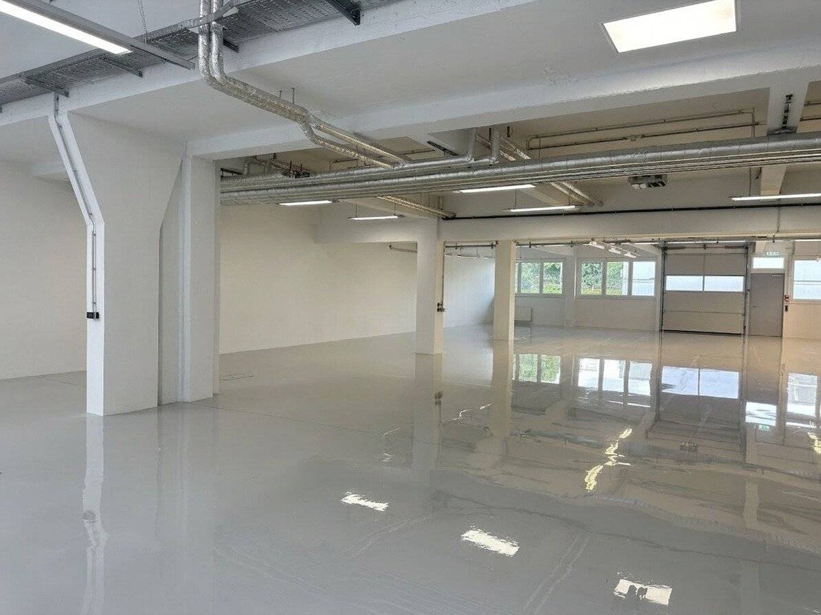 Permanent lease Production / Manufacturing space with offices and loading ramp near the subway