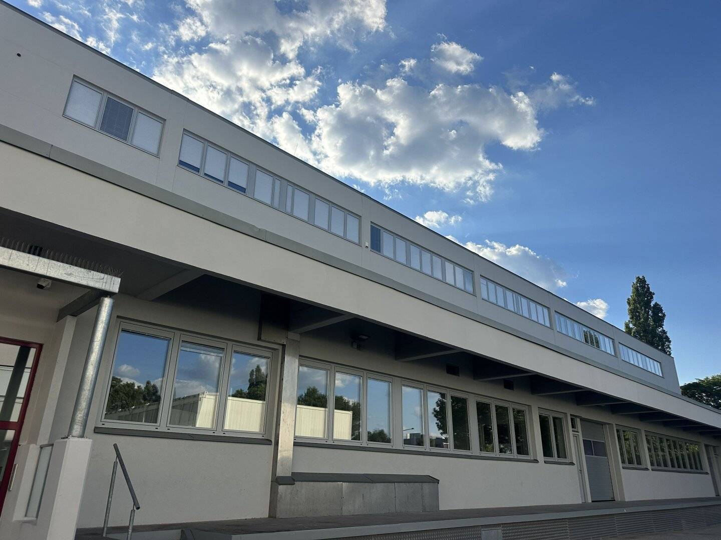 Permanent lease Production / Manufacturing space with offices and loading ramp near the subway