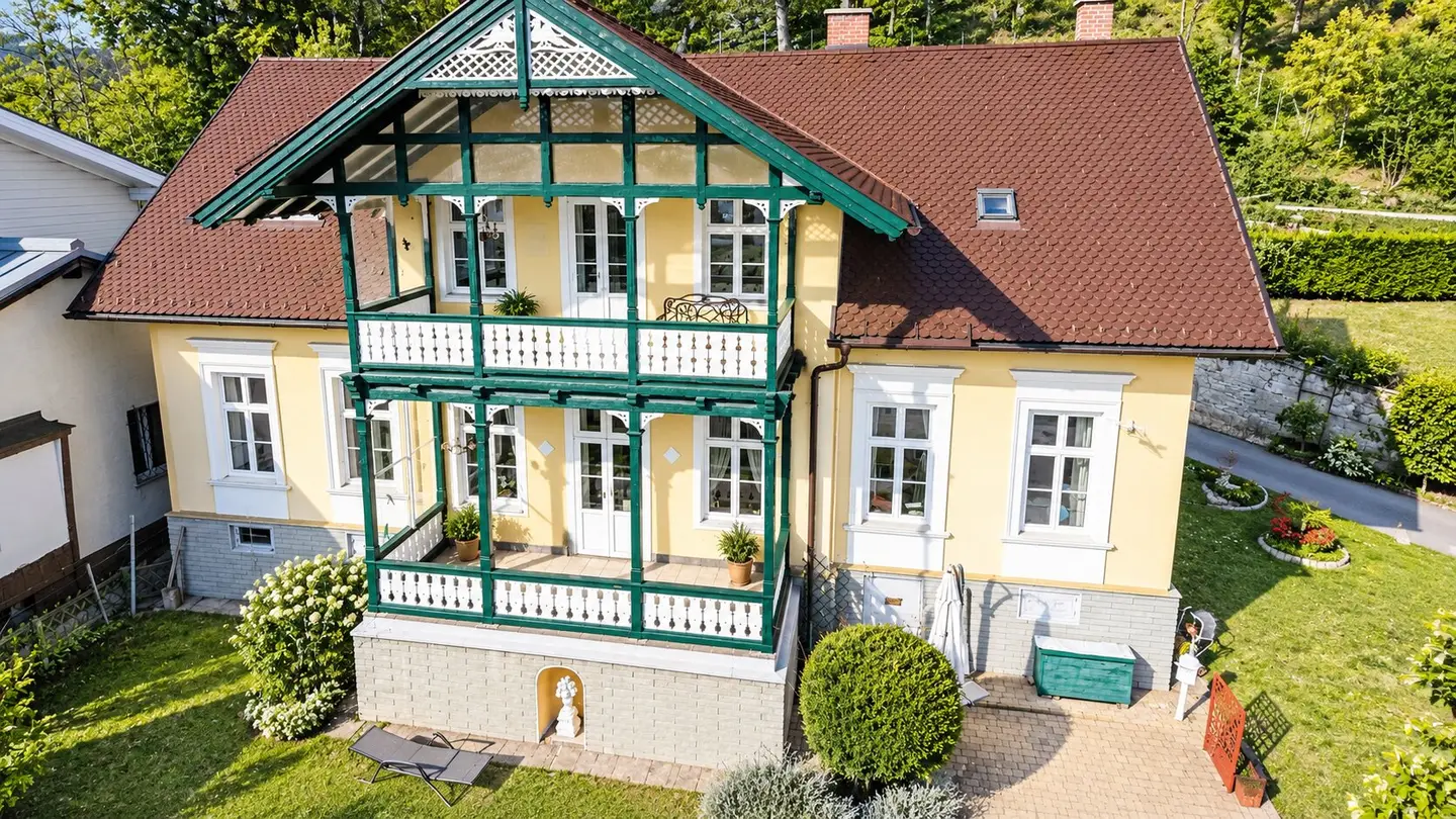 Representative turn of the century villa in Gloggnitz for sale