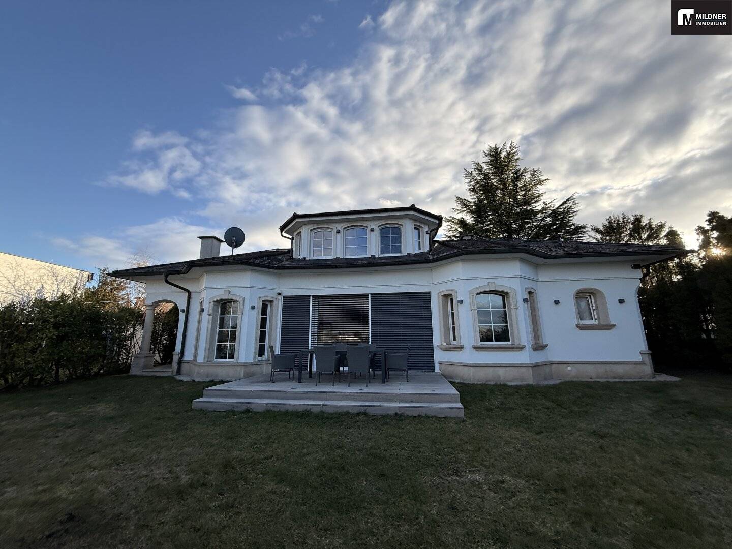 Dreamy bungalow with a mansard attic directly on the lake with lake access on a double plot with a large lakeside terrace in ownership