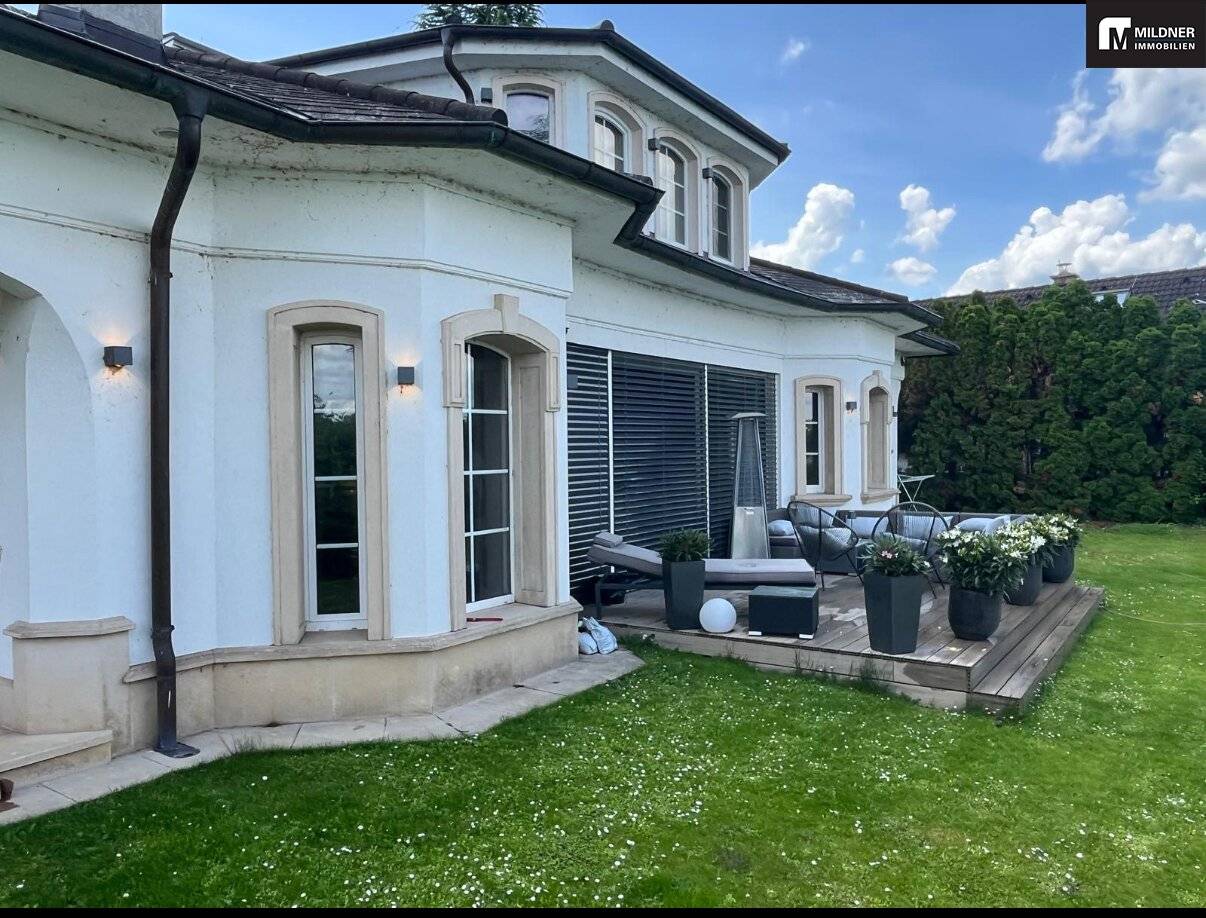 Dreamy bungalow with a mansard attic directly on the lake with lake access on a double plot with a large lakeside terrace in ownership