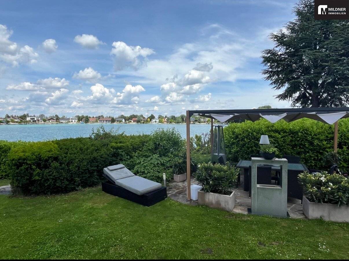 Dreamy bungalow with a mansard attic directly on the lake with lake access on a double plot with a large lakeside terrace in ownership