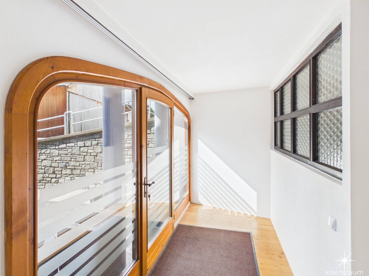 Wohntraum nahe Seeboden. Charmante Maisonette-Wohnung mit Terrasse, Pool & eigener Sauna.