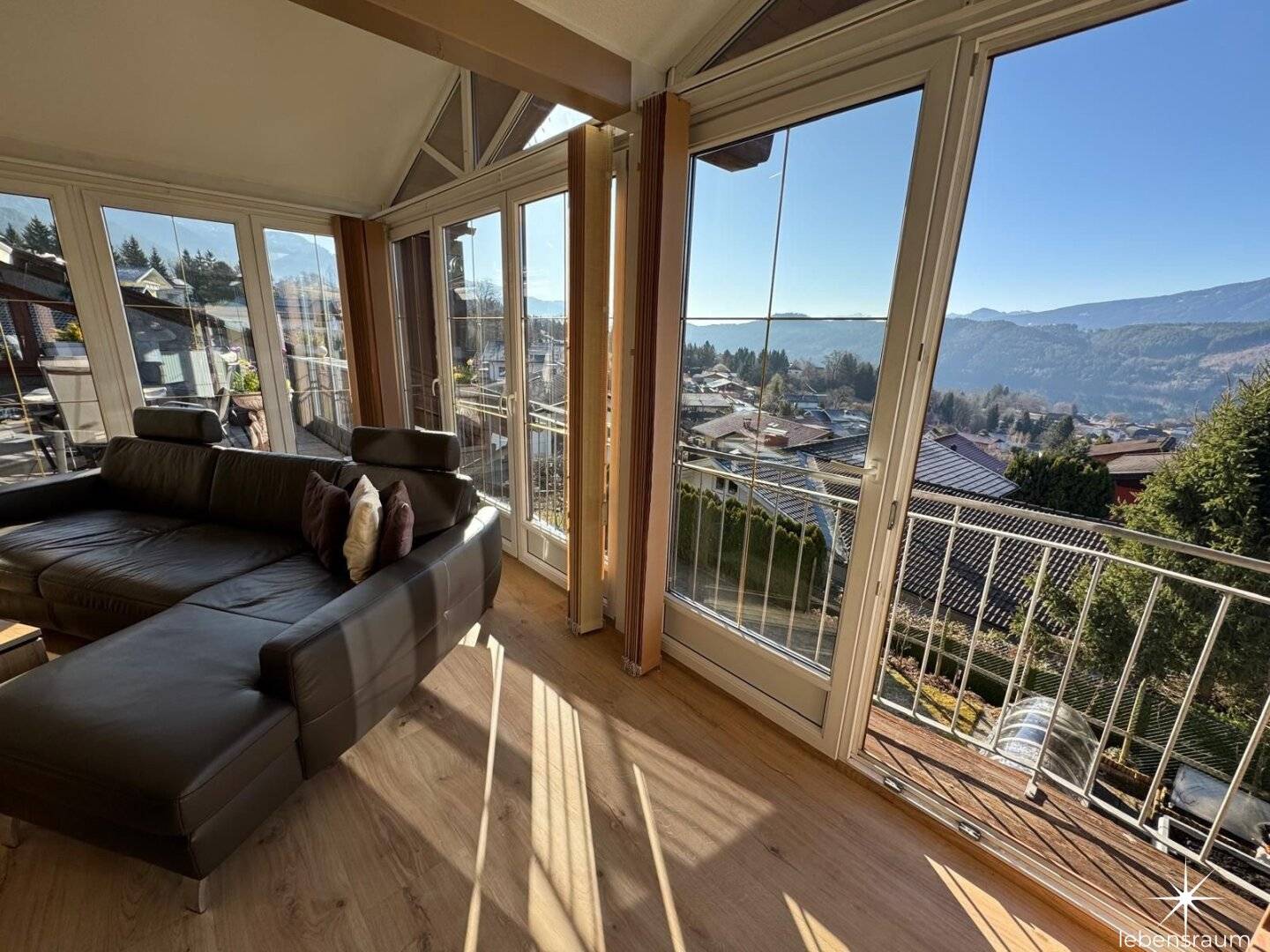 Panorama-Loge: Penthouse mit Seeblick in Seeboden. Carport. Neuwertig.