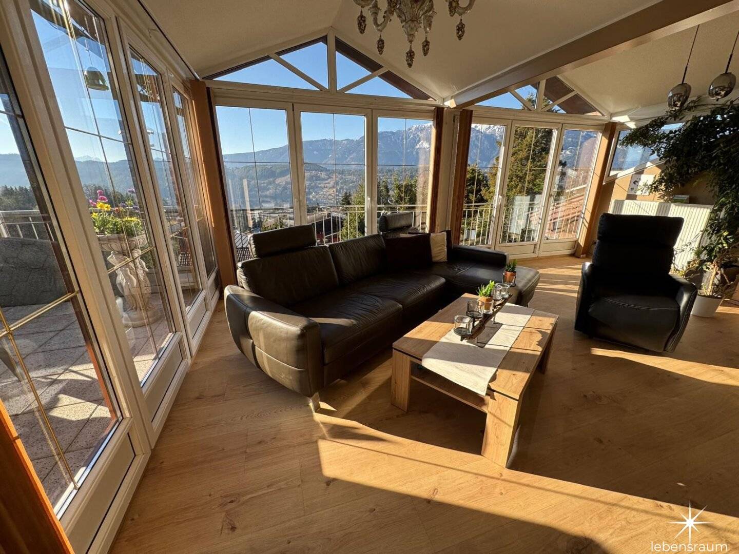 Panorama-Loge: Penthouse mit Seeblick in Seeboden. Carport. Neuwertig.