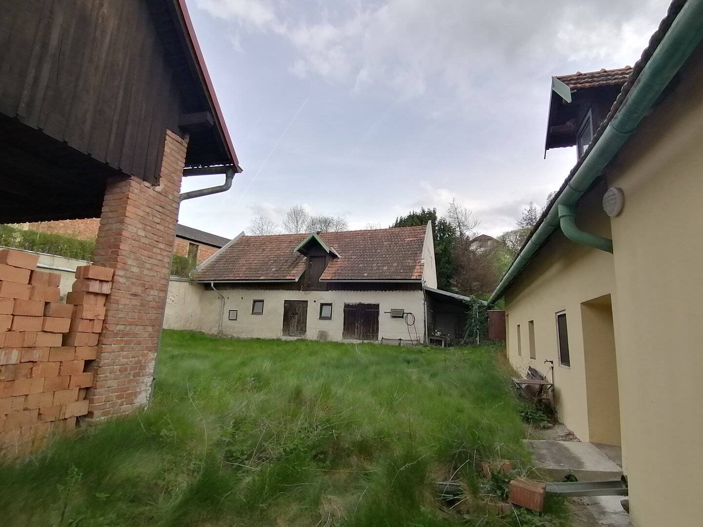 Altes Bauernhaus mit Wirtschaftsgebäuden zu verkaufen!