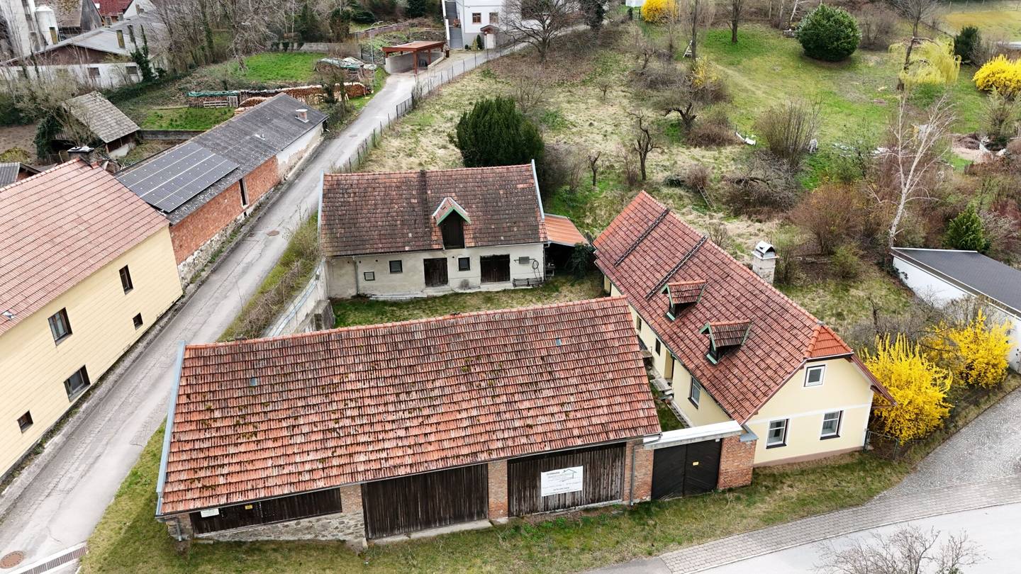 Altes Bauernhaus mit Wirtschaftsgebäuden zu verkaufen!