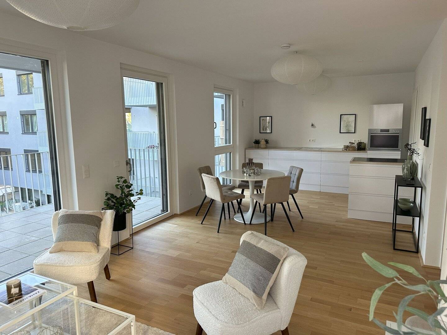 Provisionsfrei: Großzügig Wohnen - 4 Zimmer mit Balkon im Grünen - ERSTBEZUG.