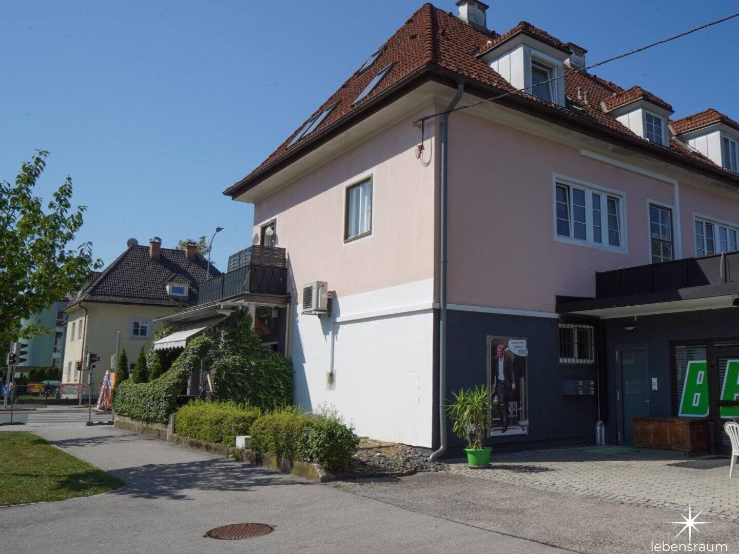 Große 5-Zi-Wohnung mit 2 Balkonen, 2 Bädern & Stellplatz in Klagenfurt.