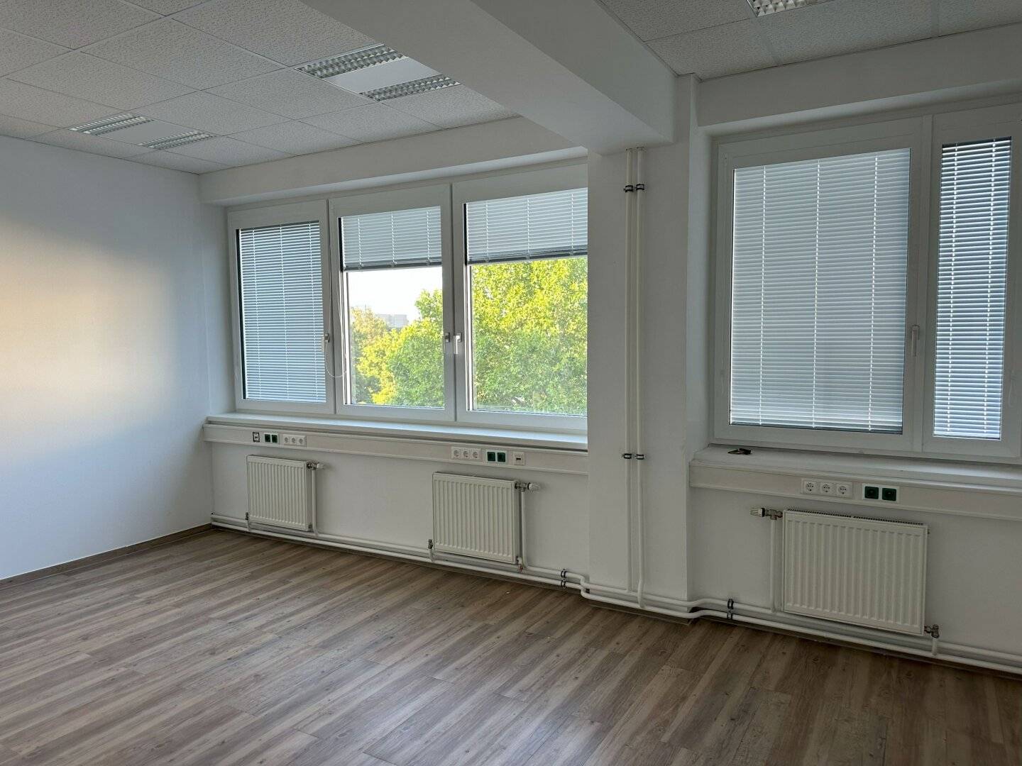 Air-conditioned office with new windows directly at the U-Bahn? Wait no, "Air-conditioned office with new windows directly at the U-Bahn"
