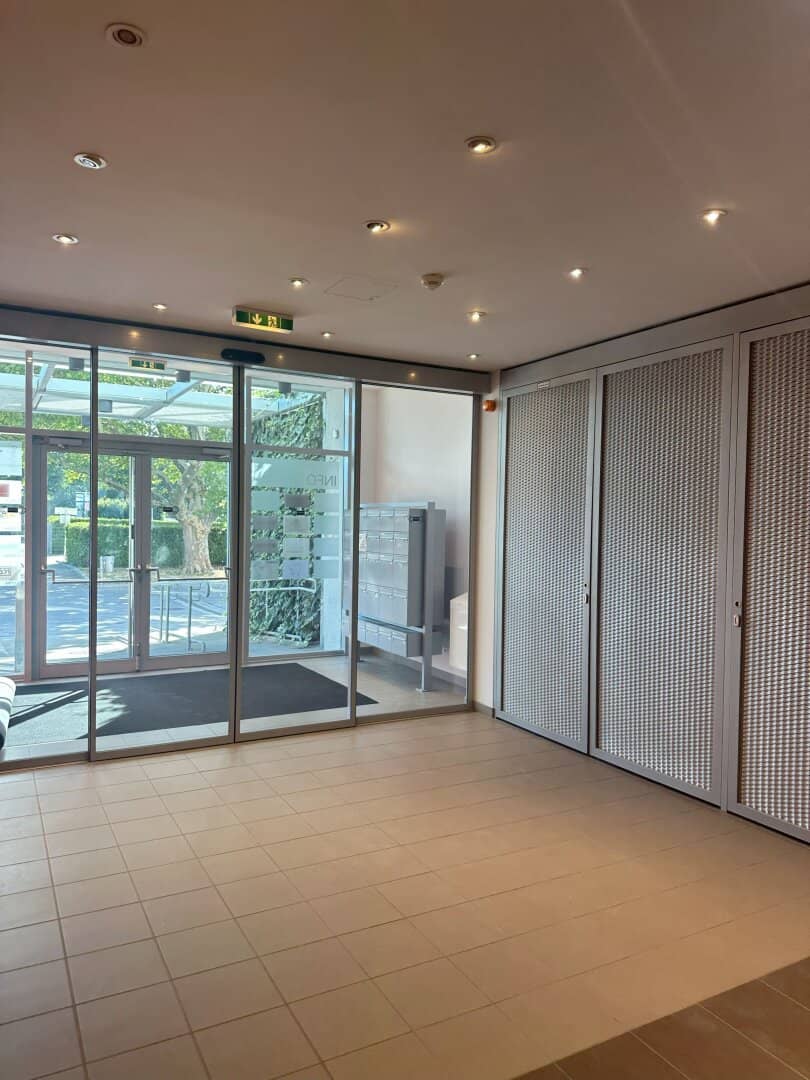 Your new office, central, modern, with a permanent lease, directly at the subway