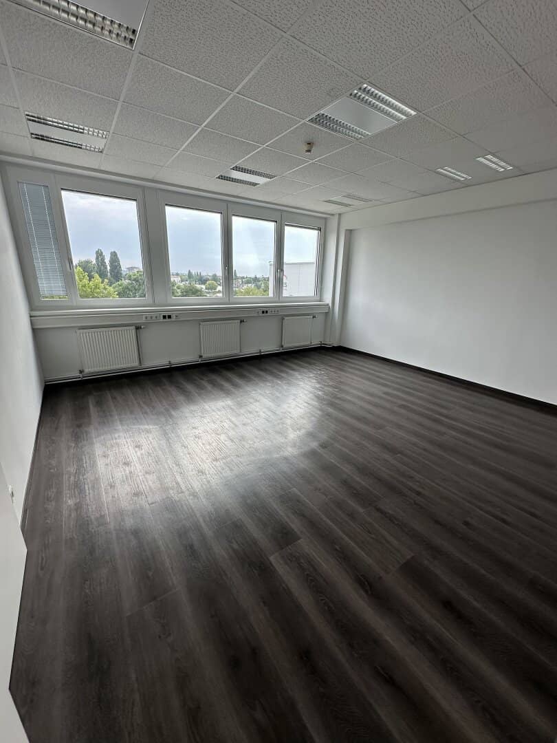 Your new office, central, modern, with a permanent lease, directly at the subway