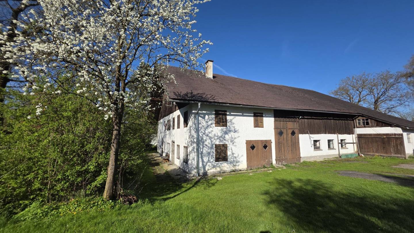 "Juwel im Dornröschenschlaf" - sanierungsbedürftiges Bauernhaus in Atterseenähe