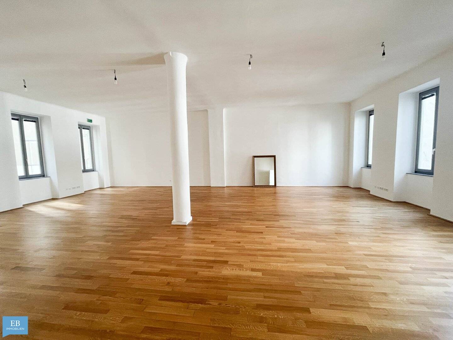 Unique Atelier Loft with Industrial Charm: Space for Your Visions in Wien Neubau